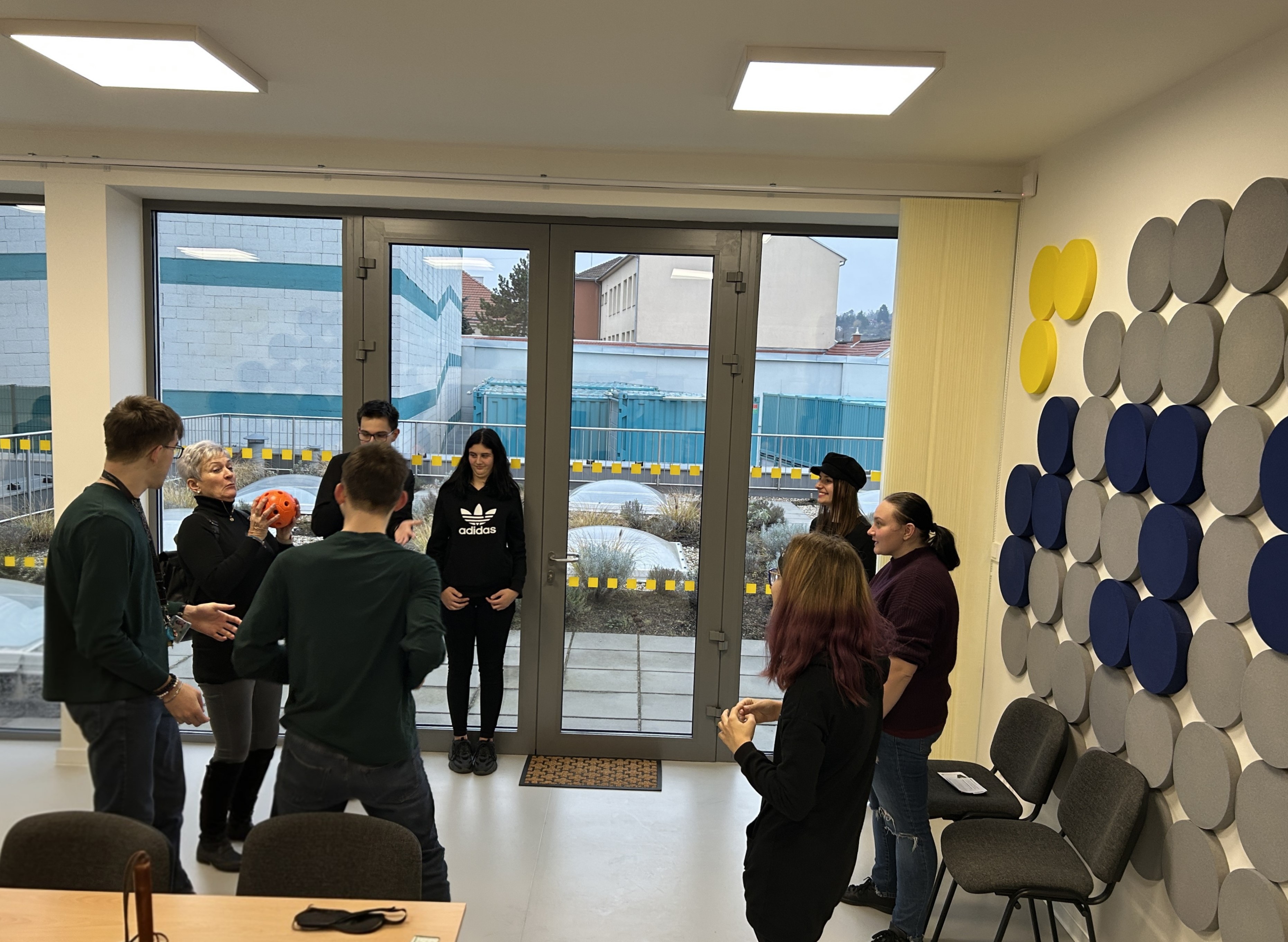 hra s ozvučeným míčem