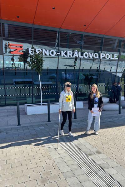 Soutěžící s andělem stojí před nádražím Královo Pole