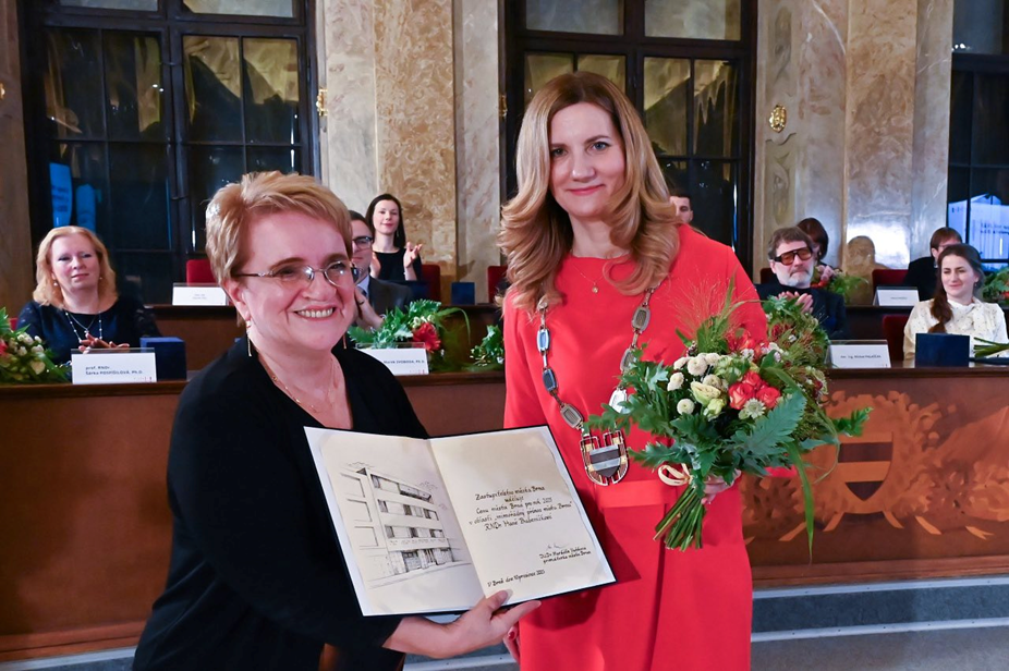 Hana Bubeníčková (vlevo) přebírá pamětní diplom z rukou Markéty Vaňkové, primátorky města Brna