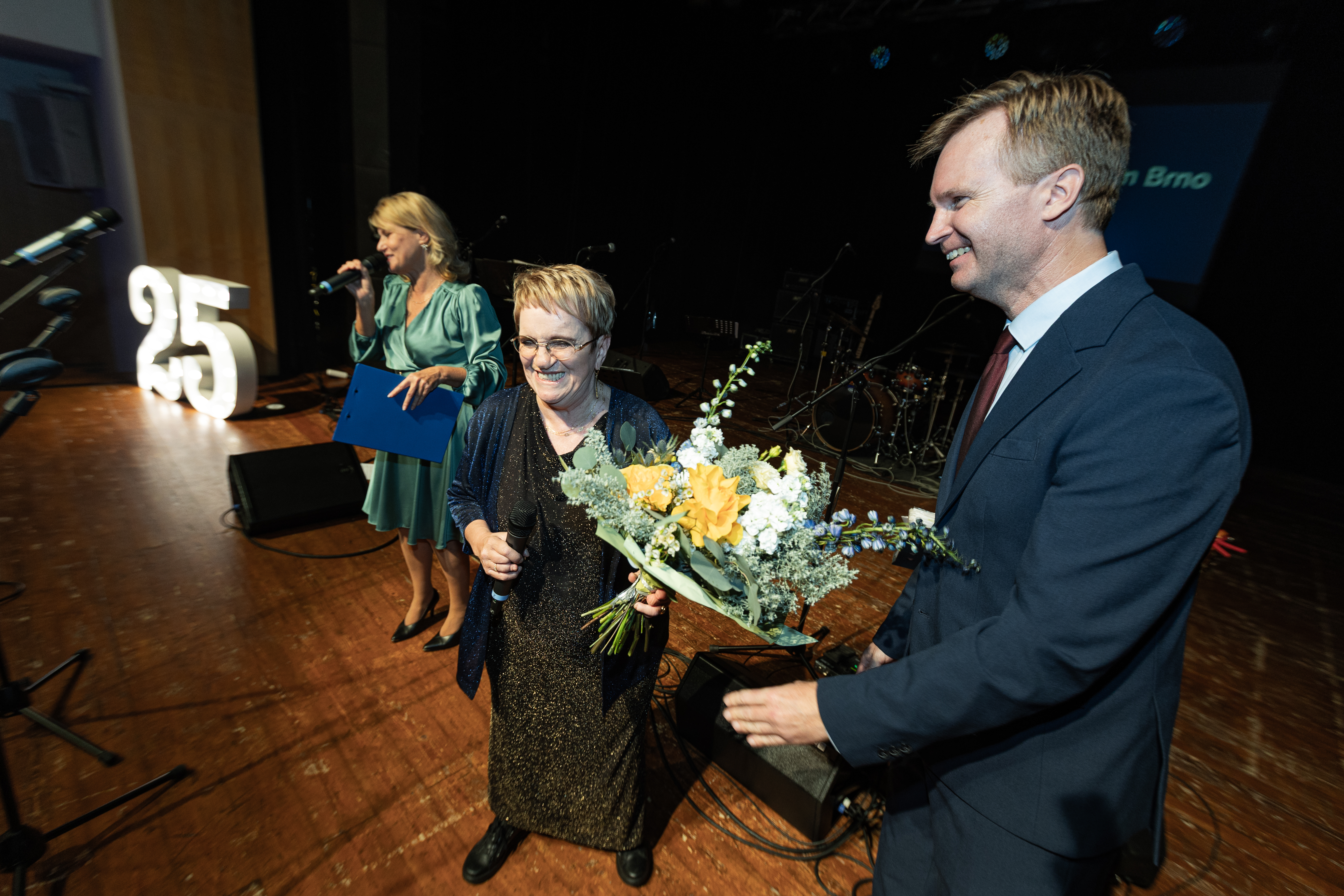 Hana Bubeníčková a Petr Sýkora na pódiu při oslavě 25 let fungování organizace
