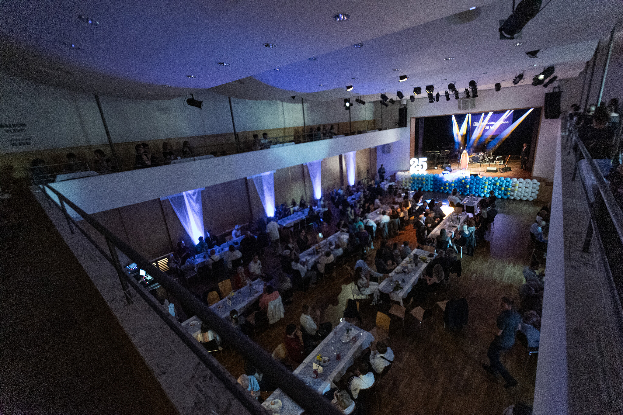 pohled na zaplněný sál při zpěvu Věry Strbáčkové