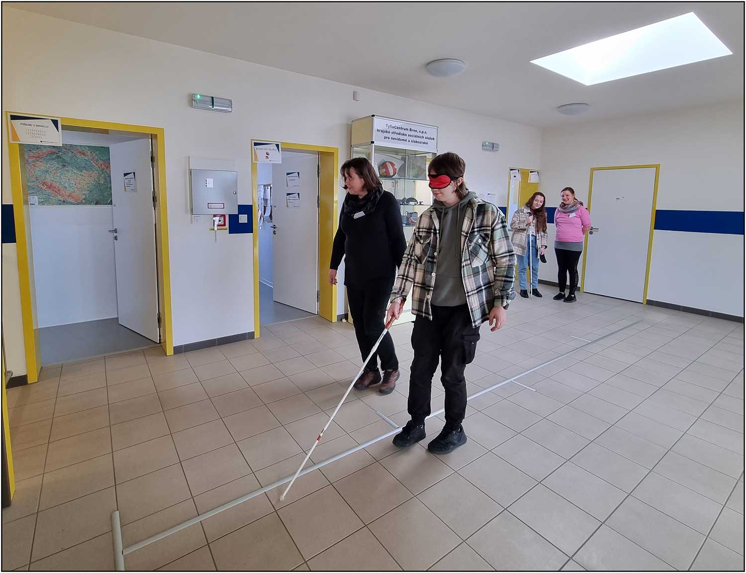 ukázka chůze s bílou holí